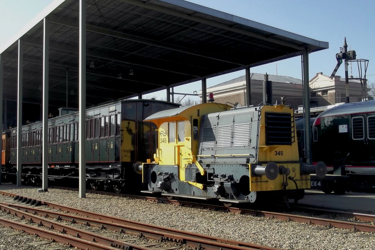 On 9 March 2014 former NS Goat 345 basks in the sun at Utrecht-Maliebaan in the Dutch Railway Museum.