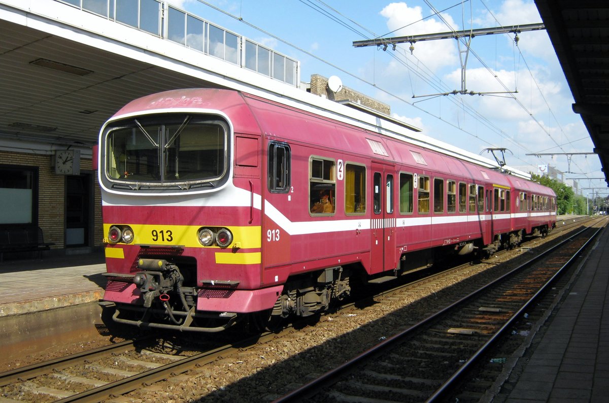 On 9 September 2009, NMBS 913 calls at Mechelen Centraal.