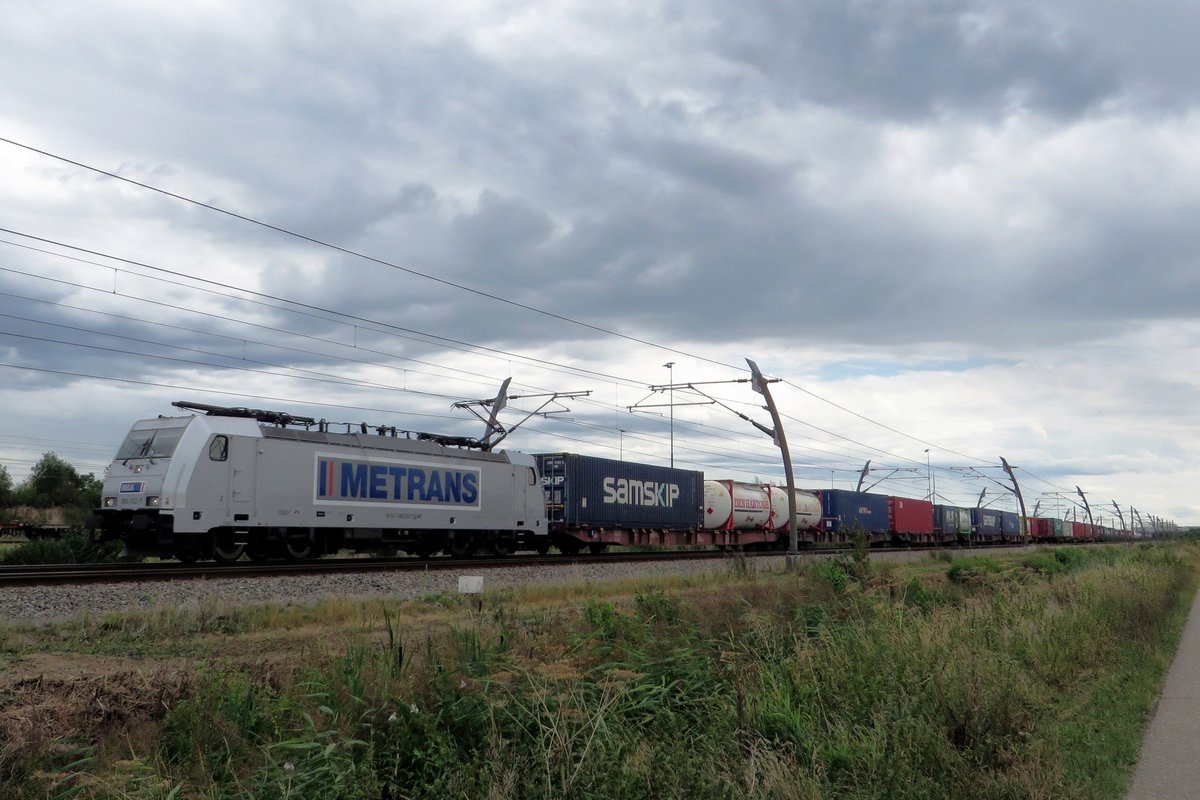 On a cloudy 20 August 2020 Metrans 386 032 passes Valburg CUP.