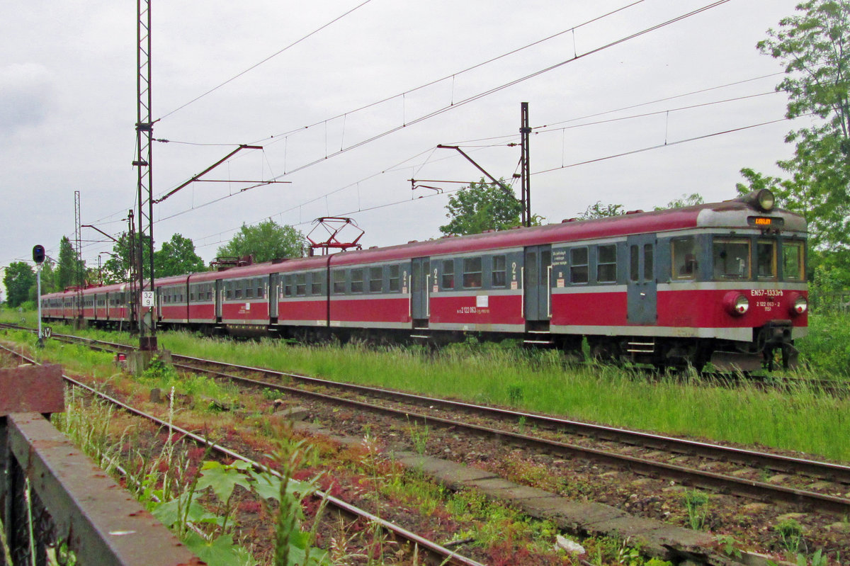 On a drizzly 27 May 2015 EN57-1333 leaves Gliwice-Labedy.