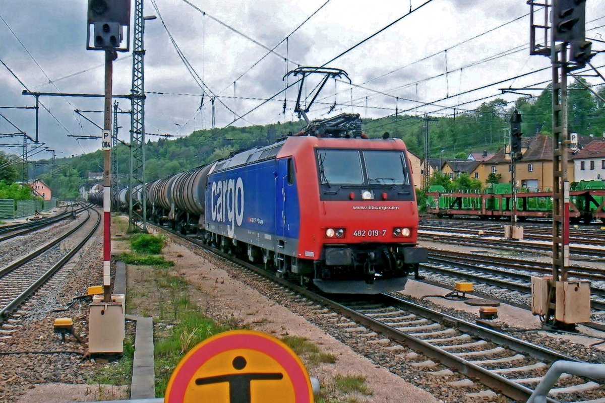 On a drizzly 8 June 2009 SBB 482 019 hauls a tank train through Treuchtlingen.