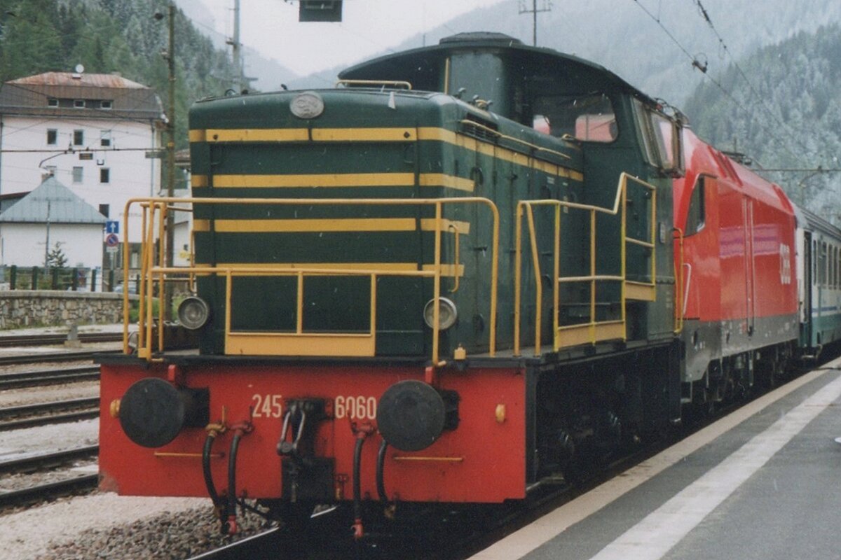 On a freezing 4 June 203, FS D 245 6060 is about to pull an ÖBB Taurus off the EuroCity to Bologna Centrale at B renero. After hauling and pulling the loco to the other side of the station, the shunter wil give the Taurus a last psuh that should freewheel the AQustrian loco back under the 15 kV 16,7 Hz catenary.