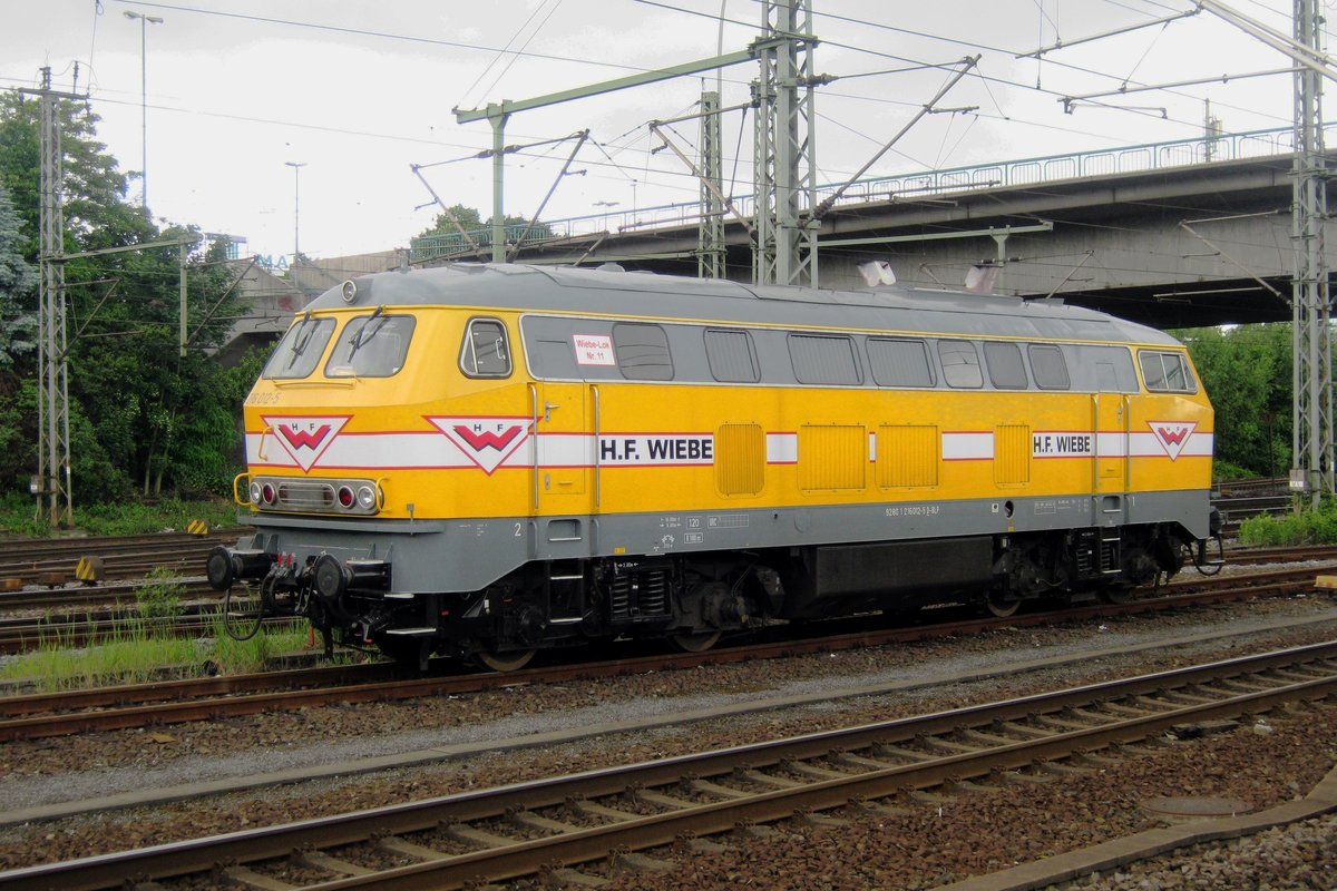 On a grey 1 June 2012, Wiebe 216 012 stands at Hamburg-Harburg.