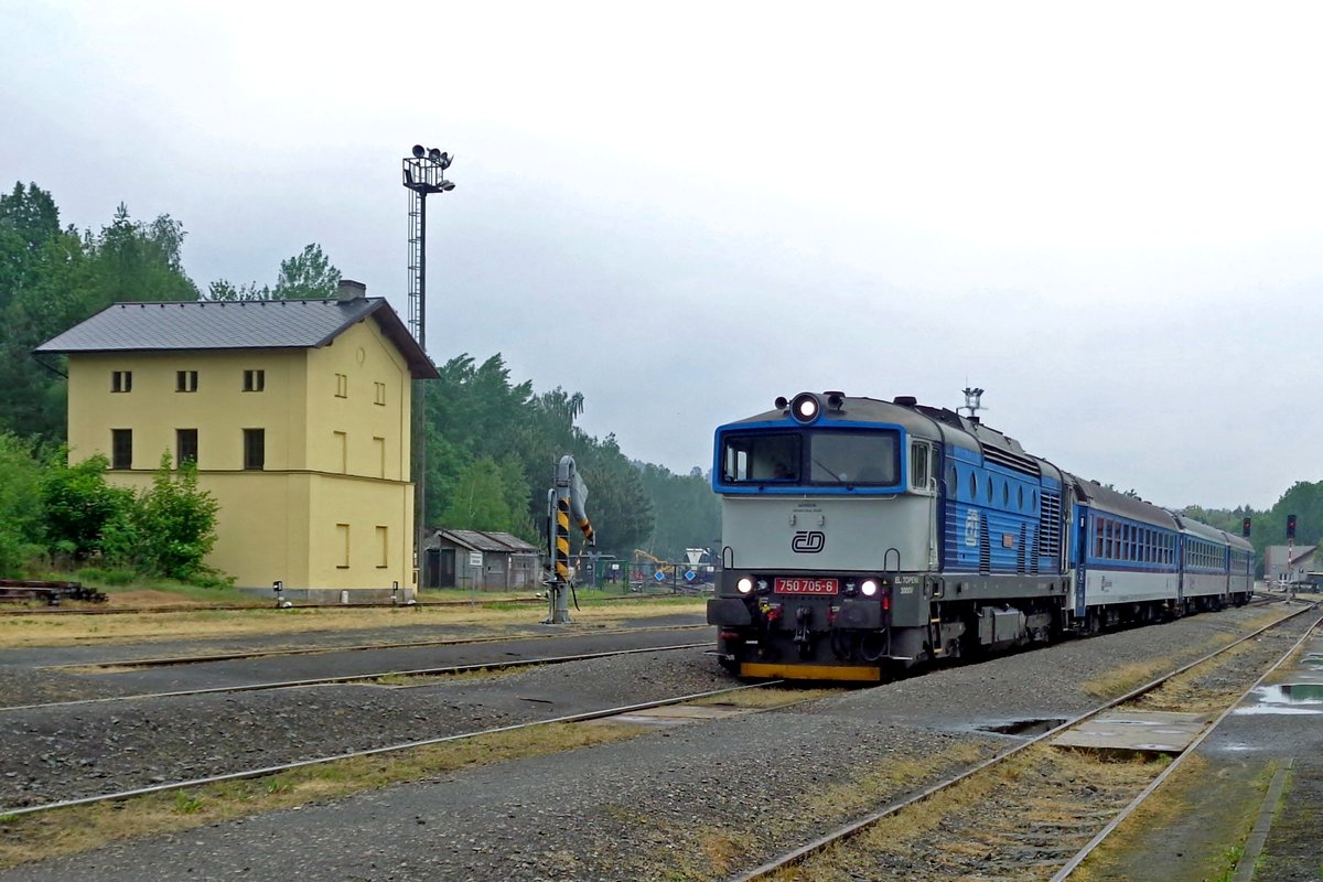 On a grey 15 May 2018, CD 750 705 calls at Luzna u Rakovnika.