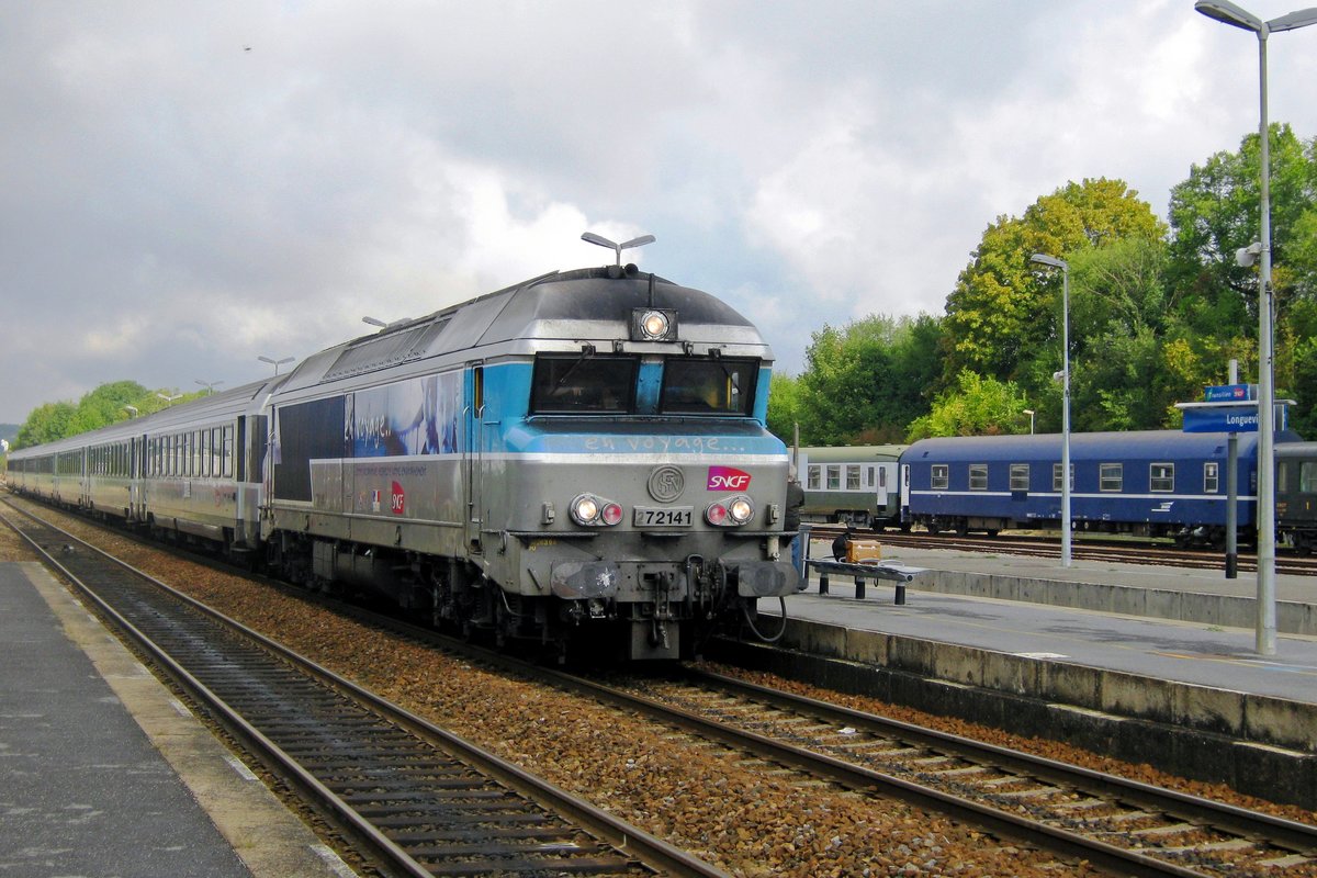 On a grey 17 September 2011 CC 72141 hauls a Belfort bound CoRail through Longueville.