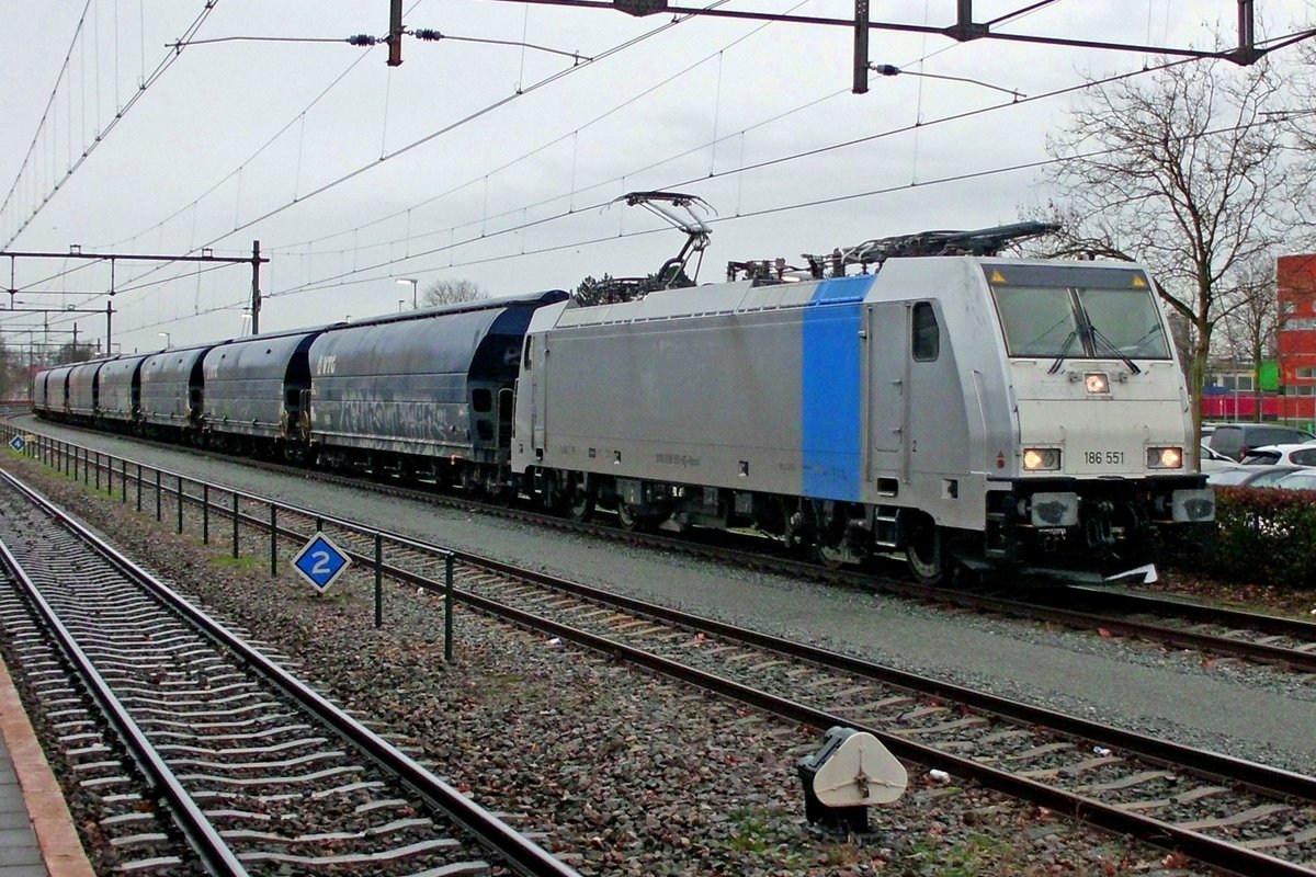 On a grey 18 December 2019, RailPool 186 551 enters Oss with a cereals train.
