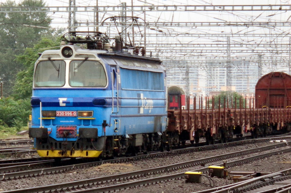 On a grey 19 September 2017 CD Cargo 230 096 hauls a mixed freight through Bratislava hl.st.