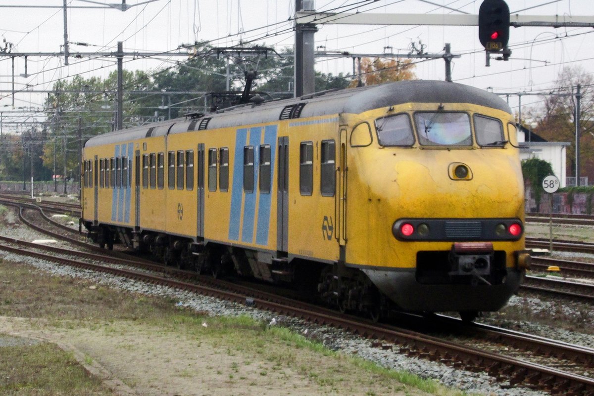 On a grey 24 October 2015, NS 450 leaves Boxtel for Utrecht.