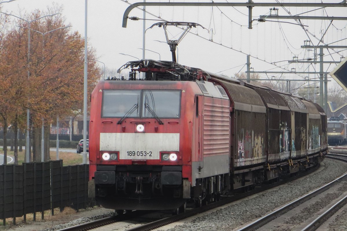 On a grey 26 November 2020 some experimenting was done at Blerick with slow riding DBC 189 053 with a paper train. Here some zoom was used to get a less than usual perspective.