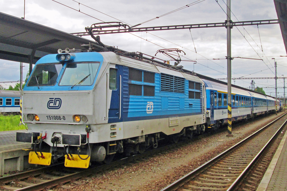 On a grey 28 May 2016, CD 151 008 stops at Bohumín.