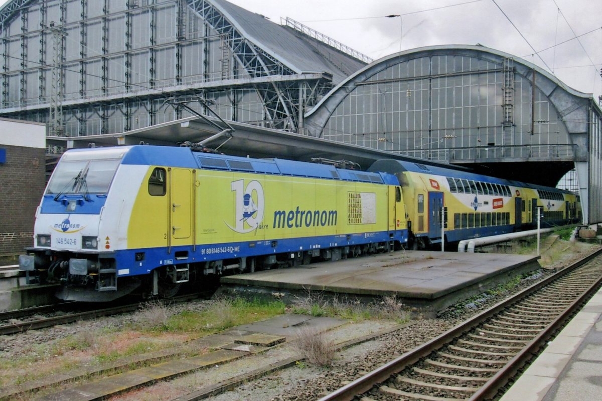 On a grey afternoon of 27 April 2016 Metronom advertiser 146 542 stands in Bremen Hbf.