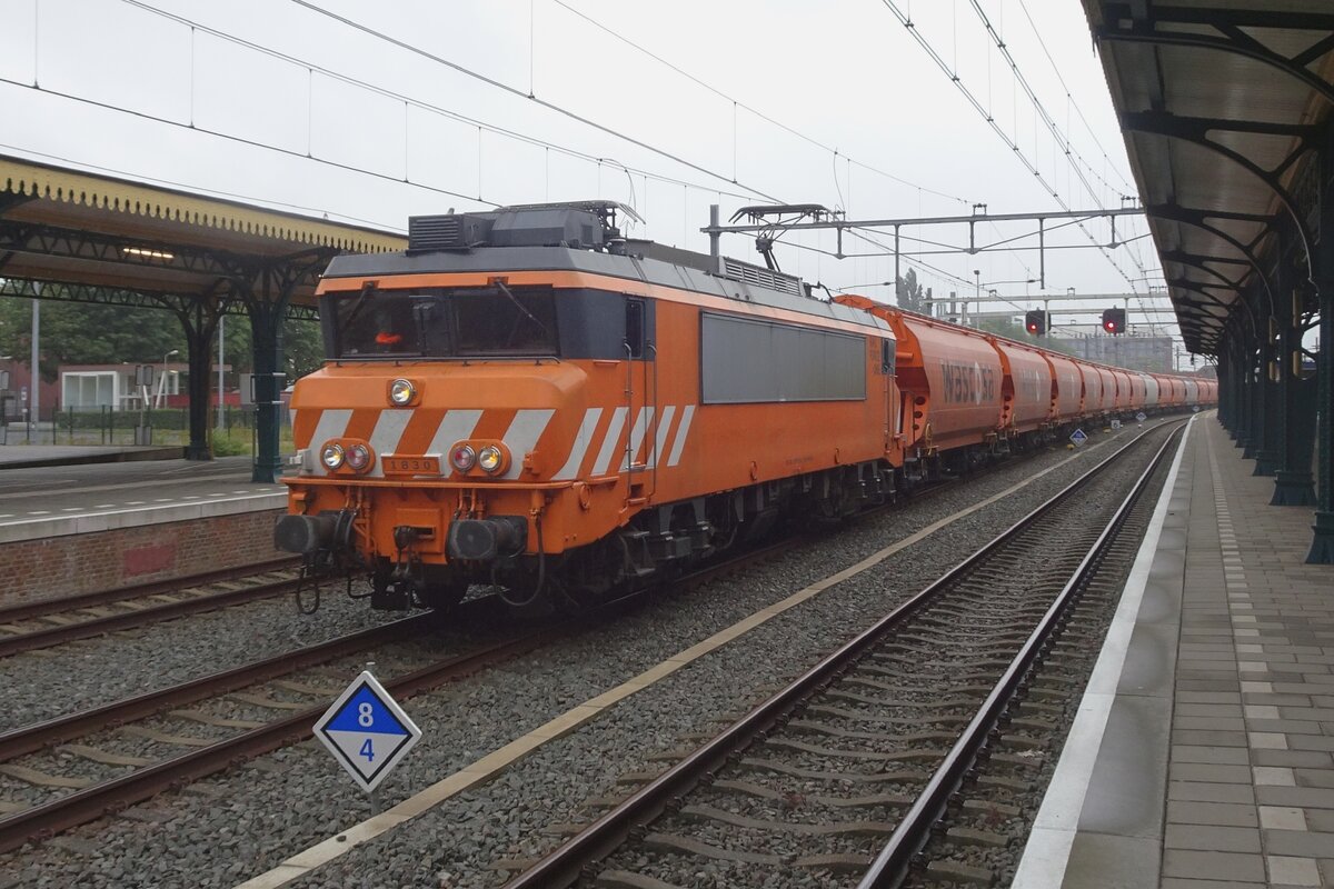 On a grey and murky 27 July 2023, RFO 1830 hauls a cereals train through 's-Hertogenbosch toward Bad Bentheim.