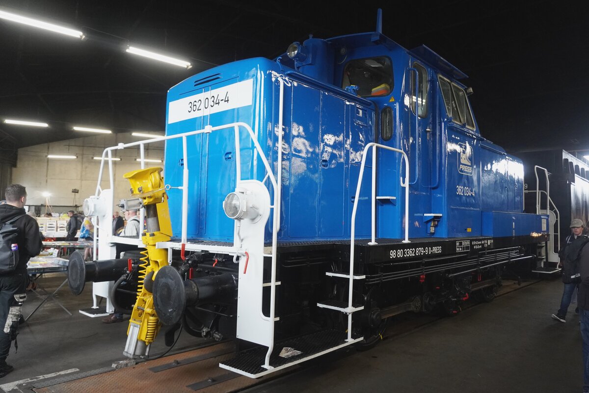 An einem grauen und regnerischen 22. August 2026 steht die PRESS 362 034 im Lokschuppen des Sächsischen Eisenbahnmuseums in Chemnitz-Hilbersdorf. Am Wochenende des 22.-23. August 2026 fand ihr 33. Heizhausfest mit einer Lokparade und einer schönen Ausstellung ihres eigenen Bestands sowie Gastlokomotiven statt.