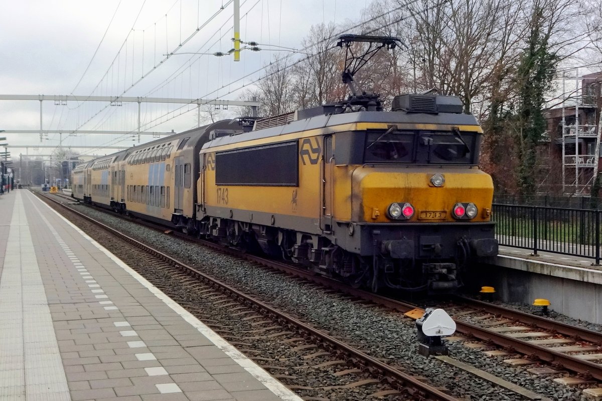 On a miserable 12 December 2018 NS 1743 stands with a DD-AR set at Wijchen.