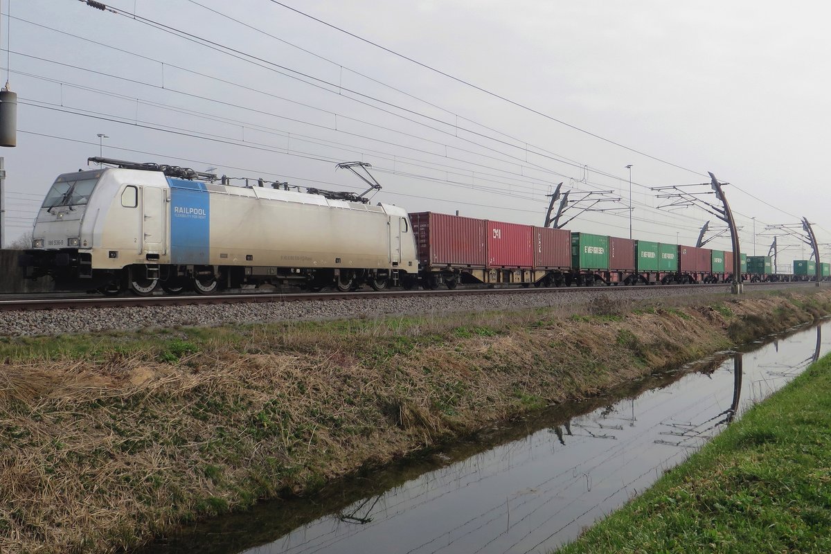 ON a misty morning of 3 March 2021 KRE 186 536 hauls a container train past Valburg CUP.