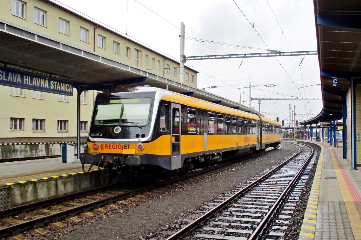 On a pooring wet 19 September 2017, RegioJet 628 315 leaves Bratislava hl.st. for Komarno.