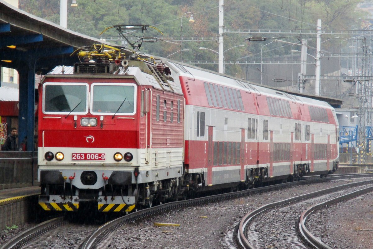On a rainy 19 September 2017, 263 006 calls at Bratislava hl.s.t with her urban train.
