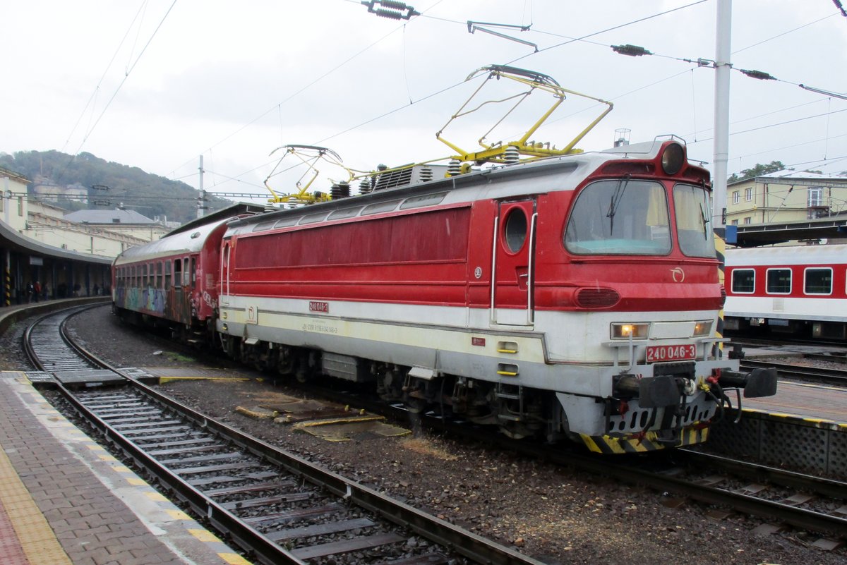 On a rainy 19 September 2017, Laminatka 240 046 quits Bratislava hl.st. for Galanta.