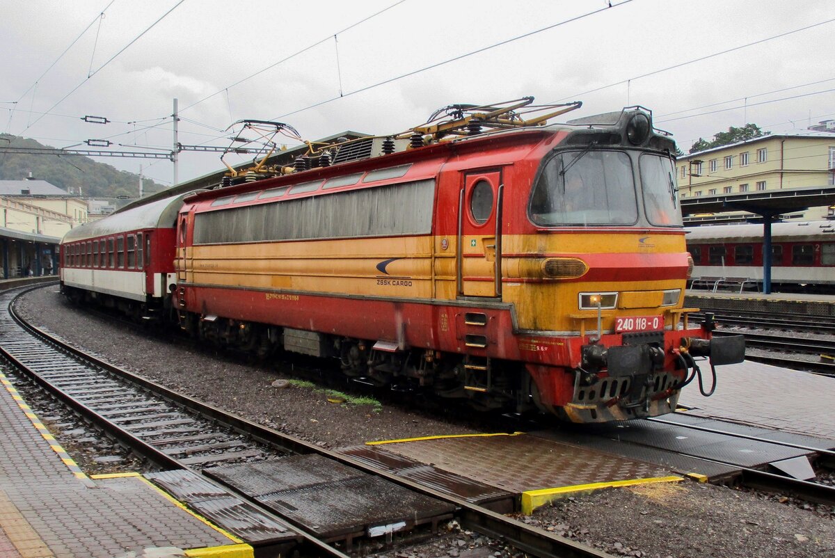 On a rainy 19 September 2017, half an hour after arrival, 240 118 gets ready for departure at Bratislava hl.st.