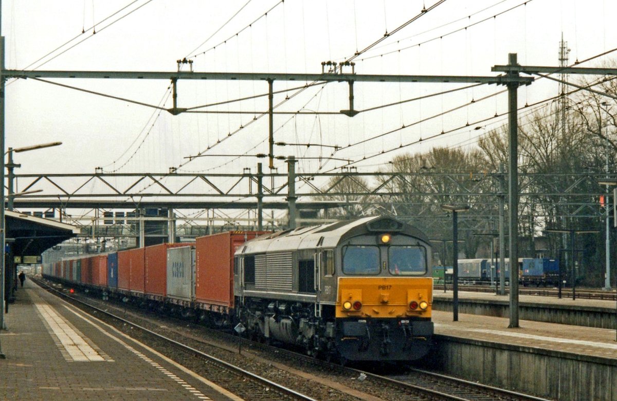 On a rainy 2 July 2001 PB17 hauls a container train through Dordrecht.