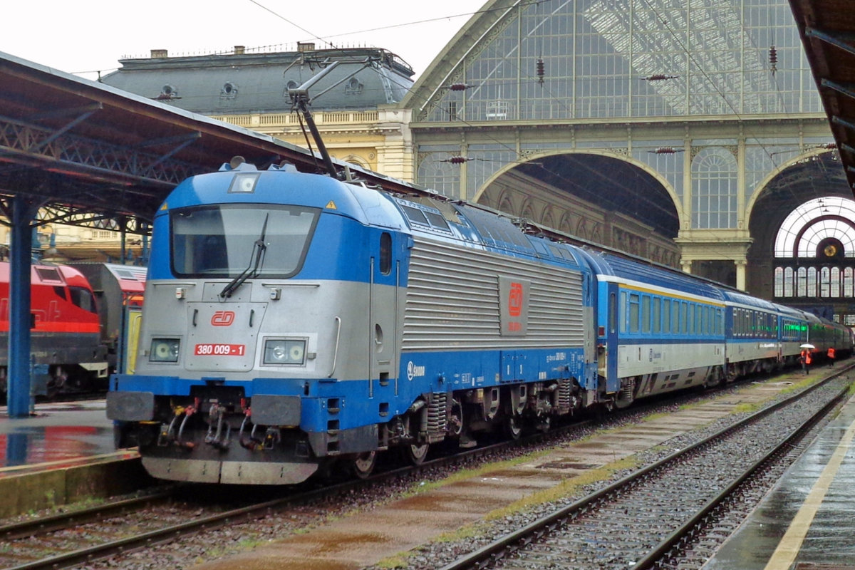 On a rainy 21 September 2017 CD 380 009 readies herself for departure to Bratislava, brno and Prague at Budapest-Nyugati.