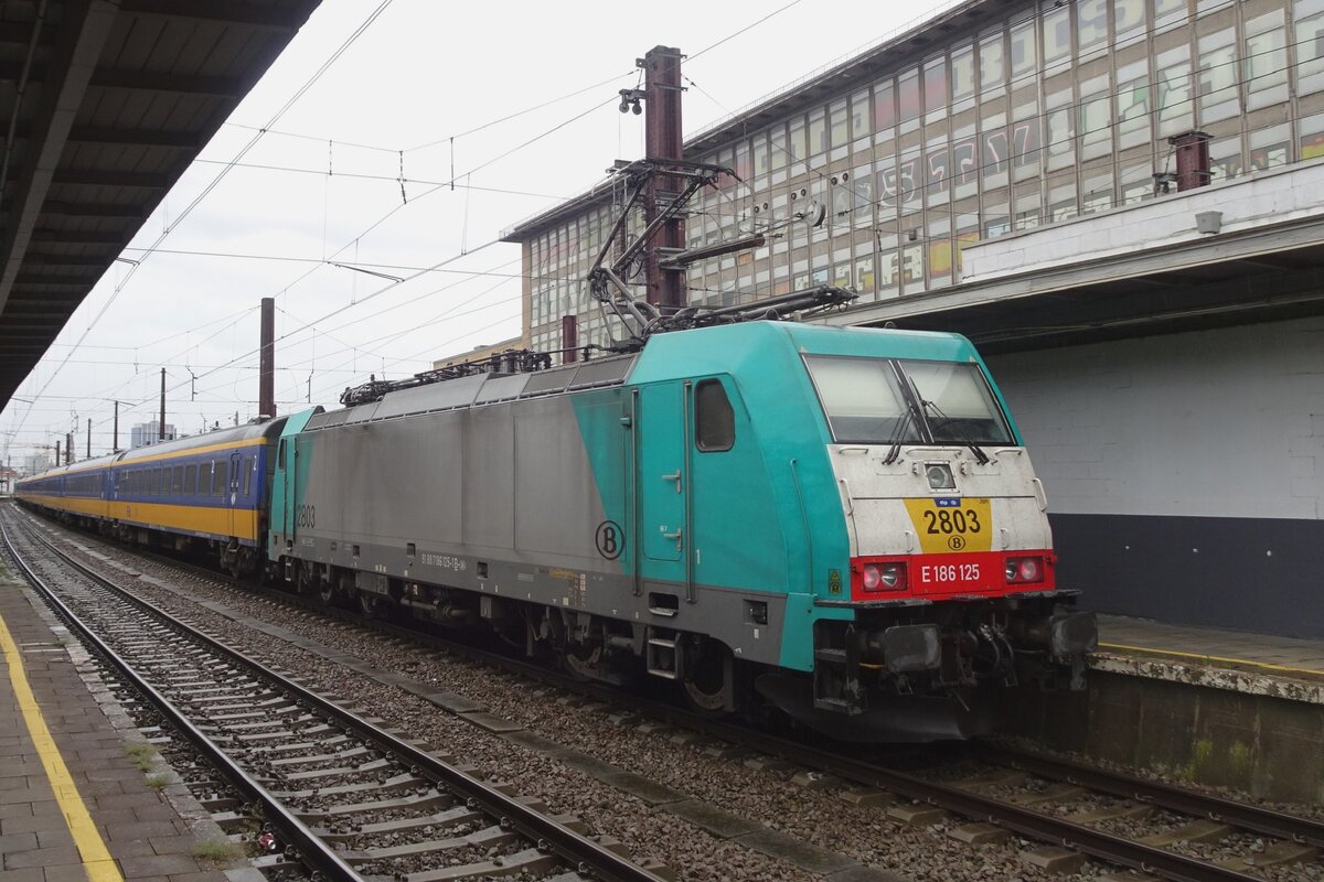 On a rainy 21 september 2023 IC-Benelux with 2803 enters Bruxelles-Midi.