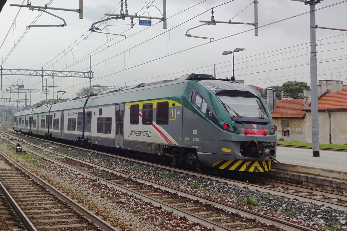 On a rainy 27 May 2019 TreNord E 425 028 calls at Gallarate.