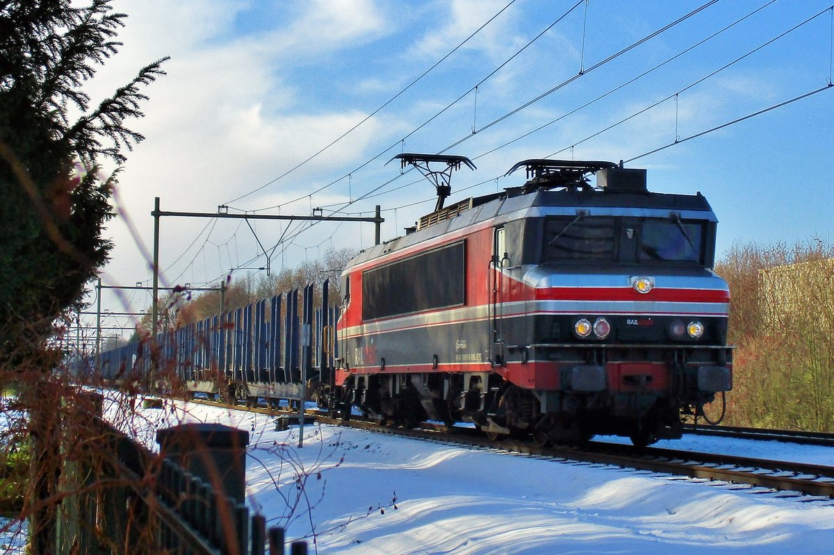 On a snowy 27 January 2017 RailLogix 1619 hauls a diverted freight through Alverna.