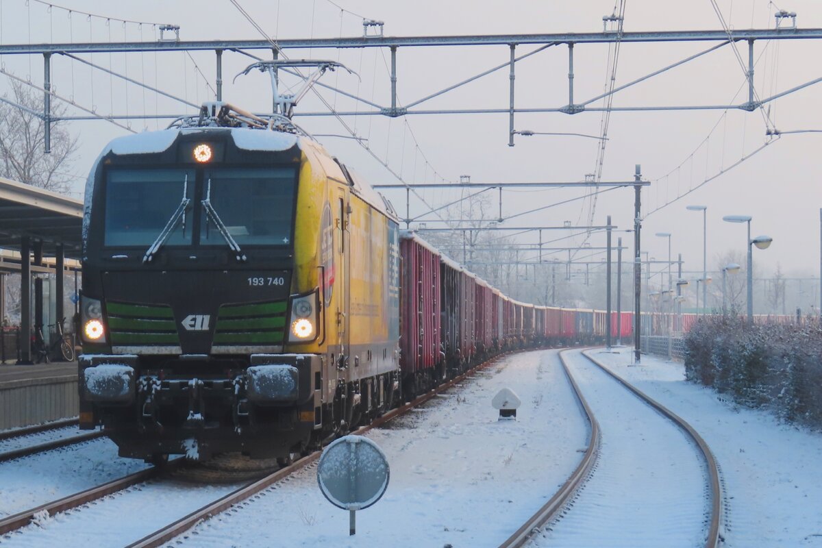 On a snowy morning of 19 January 2024 LTE 193 740 stands in Oss with a freight to Bad Bentheim. Since departure was forseen an hour after your photographer having arrived at Oss, plenty of time was available to make this shot.