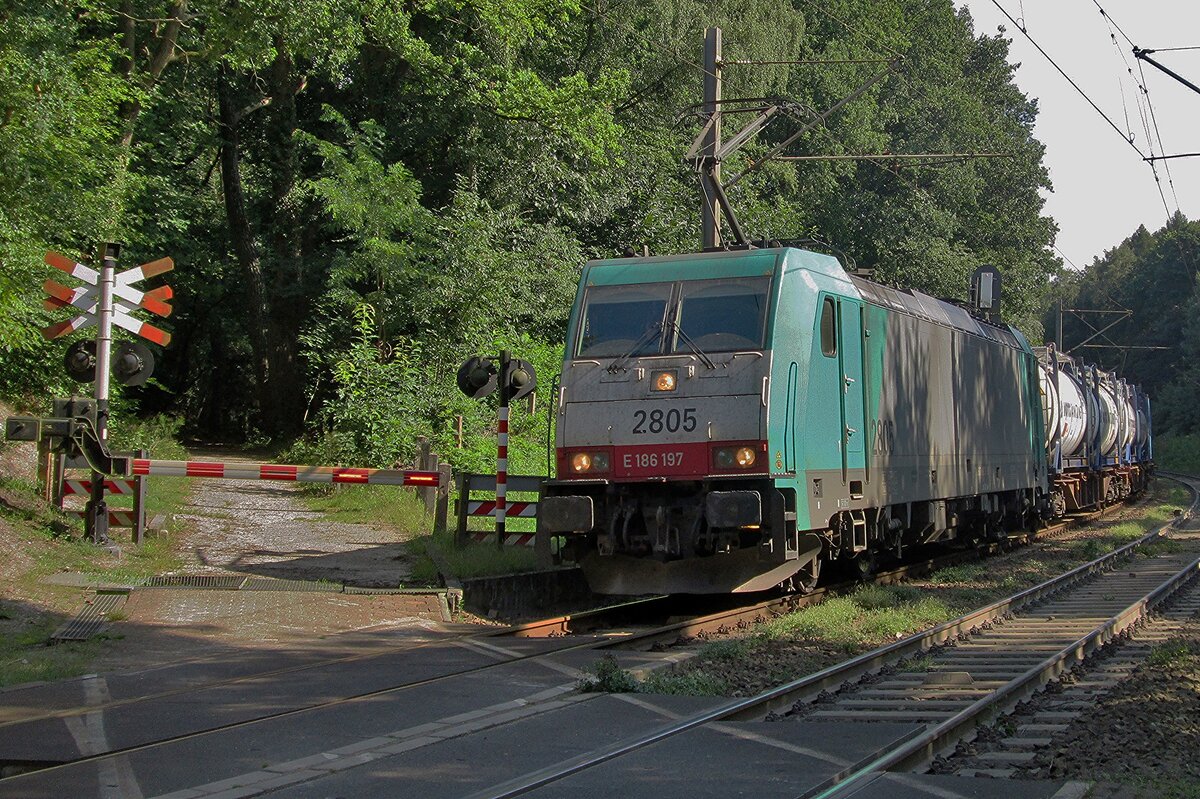 On a sunny 29 August 2015 CoBRa 2805 hauls an intermodal train through Venlo Bovenste Molen and gets photographed from behind the railway crossing.