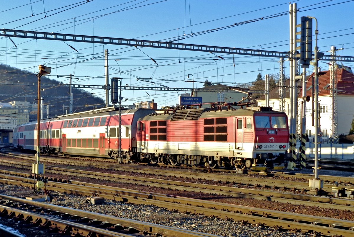 On a sunny 31 December 2016 ZSSK 263 009 departs from Bratislava hl.st. with a service to Galanta.