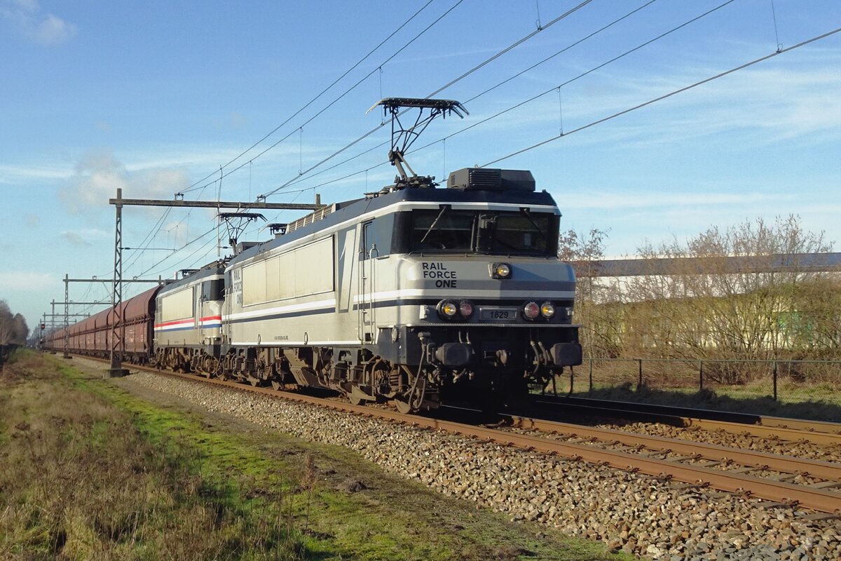 On a sunny morning of 5 February 2022 RFO 1829 (with recentle painted 1828 as second in command) hauls a diverted coal train to ostrava through ALverna. The locos will stay on the traion till Bad Bentheim, where German engines will take over.