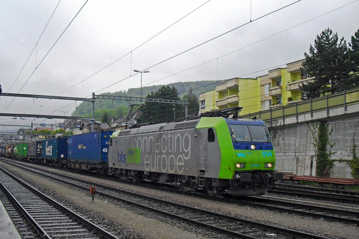 On a very rainy 14 May 2010 BLS 485 014 hauls an intermodal through Spiez.