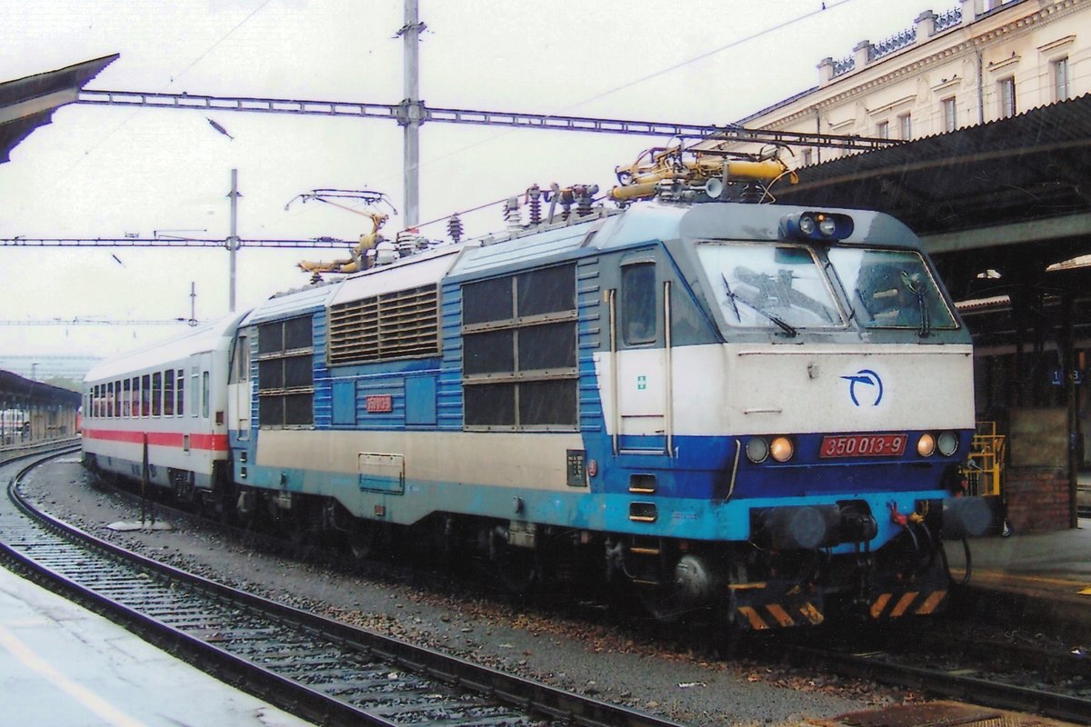 On a very rainy 22 May 2008, ZSSK 350 013 calls at Brno hl.n. with an EC to berlin via Prague and Dresden.