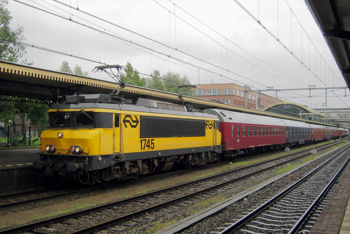 On a very rainy 6 July 2011, NS 1745 enters 's-Hertogenbosch with an EETC over night train from Alessandria.