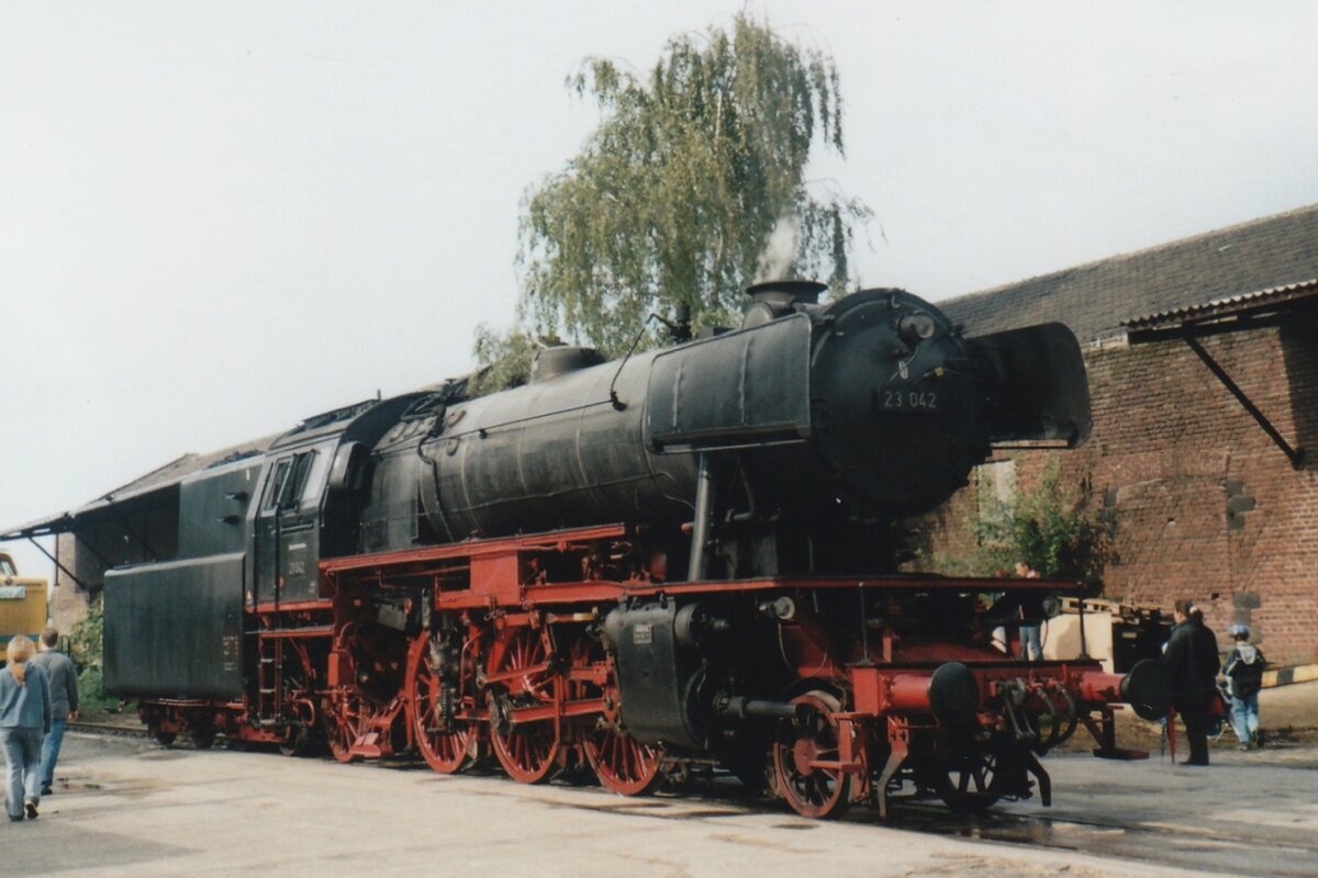 On an exhibition on 12 August 2006, steamer 23 042 is seeen at Kaldenkirchen.