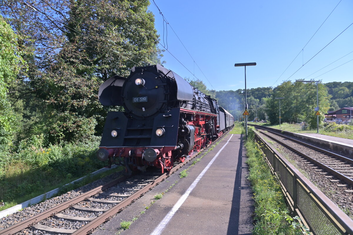 On it's way to the  museum in Neumarkt-Wirsberg  the  EFZ 01 519 came through the Station of Roighein. 2023.8.18 