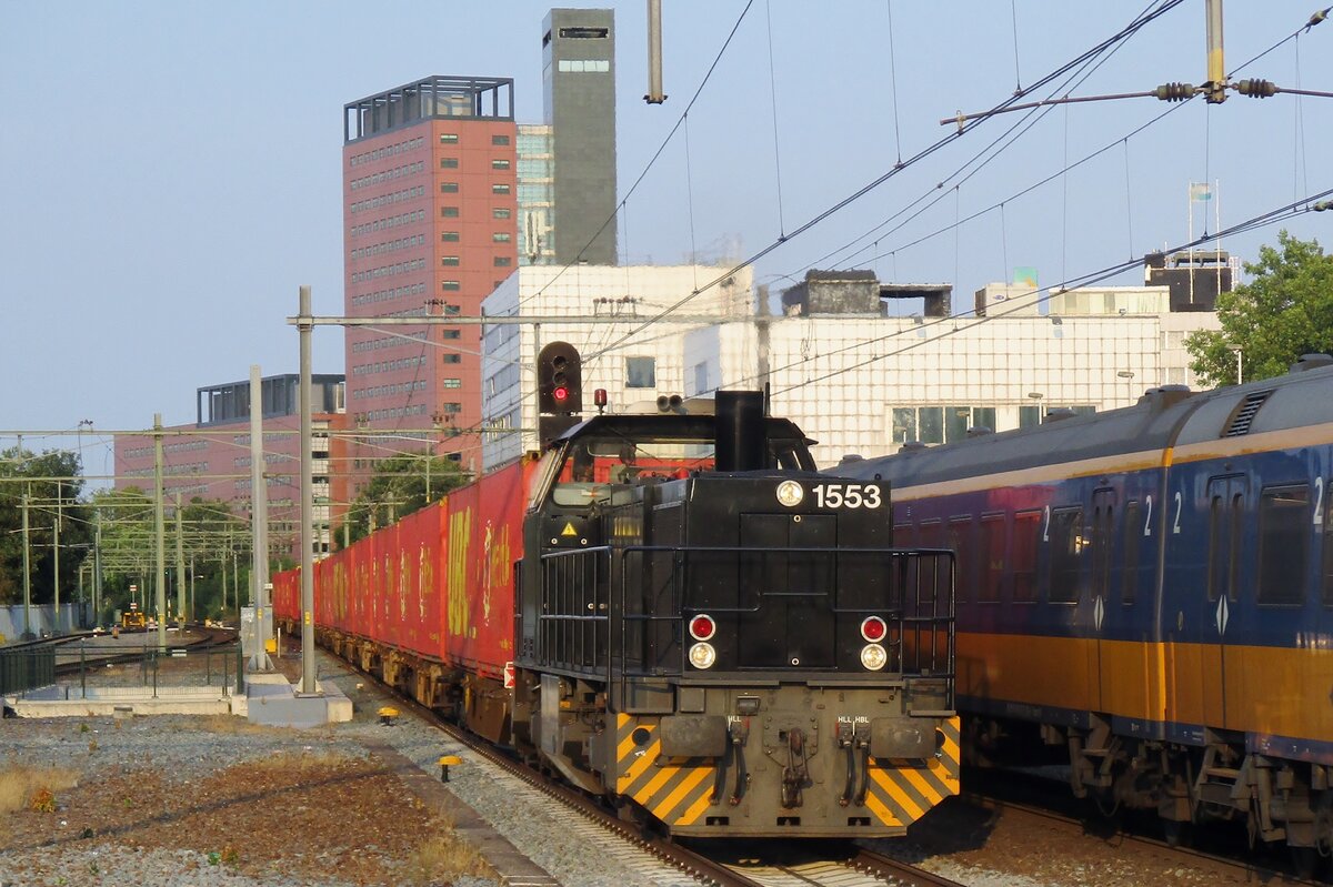 On July 19, 2018 CapTrain 1553 hauls the UBS container train through Tilburg.