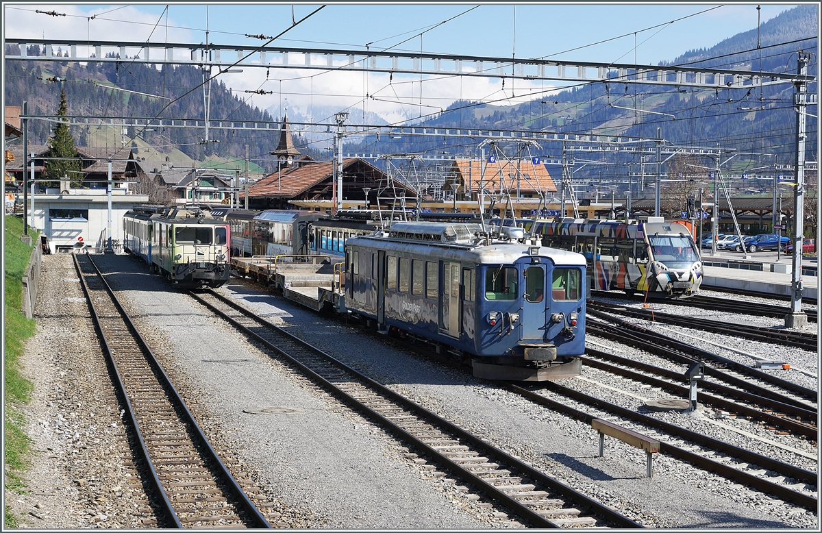 On left the GDe 4/4 6006, in the middle of the picture the BDe 4/4 3002 and on the right the outcoing Be 4/4 in Zweisimmen. 

14.04.2021