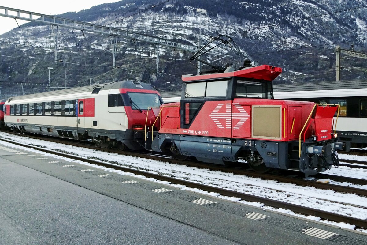 On New Year's  Day 1 January 2020 SBB 922 019 shunts at Brig.