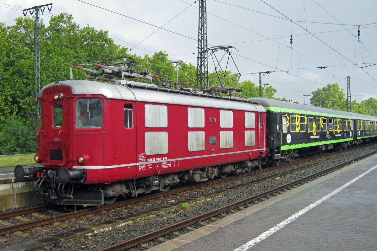On Sunday 27 September 2010 the Herzerather extra train with CentralBahn 10019 passes Köln Süd on one of the very rarely used inside tracks.