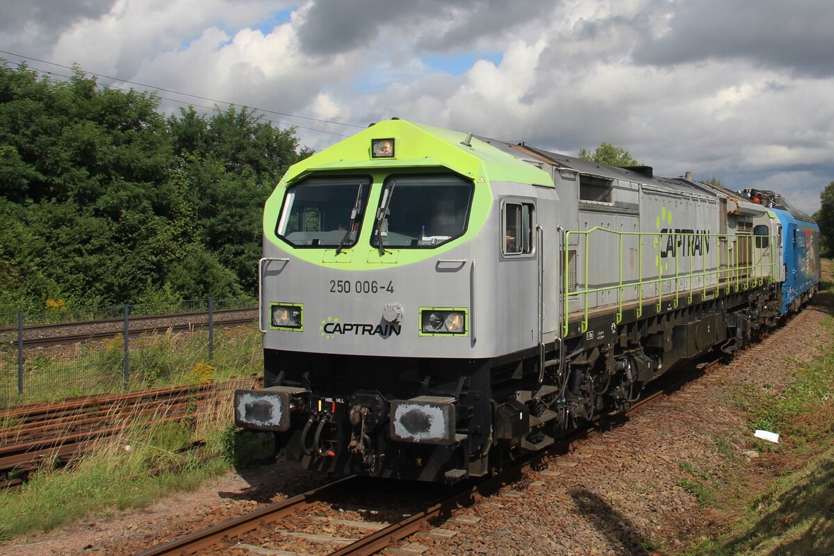 On the connecting track of the S�chsisches Eisenbahnmuseum Chemnitz-Hilbersdorf, adjacent to the main line to/from Dresden, the SEM each year hold a loco parade on the Saturday of their Heizhausfest. One of the participants of the parade on 22 August 2026 was ex-ITL/Captrain 250 006.