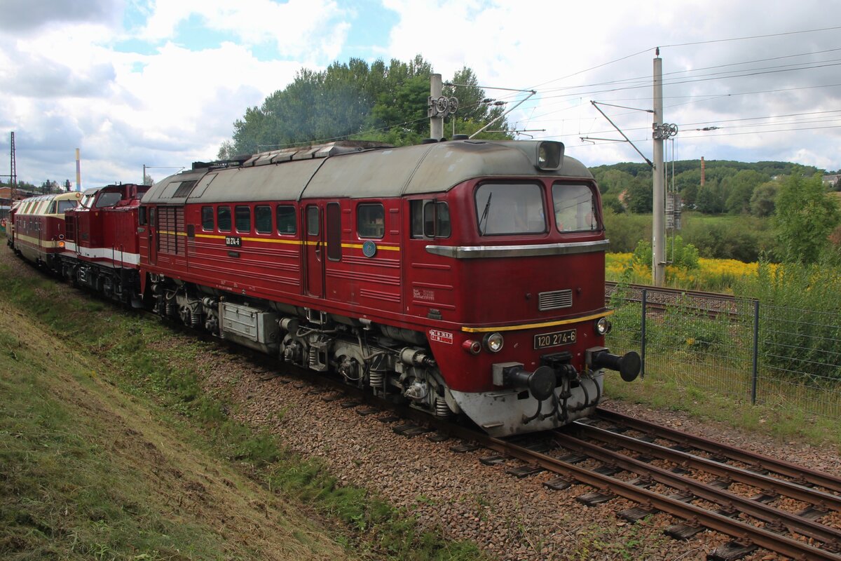 Sulla linea di collegamento del Sächsisches Eisenbahnmuseum Chemnitz-Hilbersdorf, adiacente alla linea principale da/per Dresda, il SEM organizza ogni anno una parata di locomotive il sabato del loro Heizhausfest. In preparazione a questa parata del 22 agosto 2026, l'Arnstaedter Taiga Drum 120 274 traina altri tre partecipanti sulla linea di collegamento.