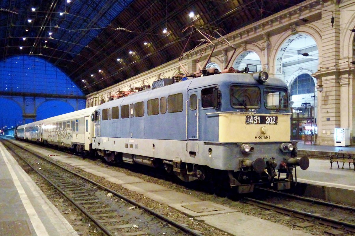 On the evening of 10 May 2018 MAV 431 202 prepares the Hungarian portion of EuroNight 'AVALA' (Wien-West to Beograd via Budapest) in Budapest-Keleti.
