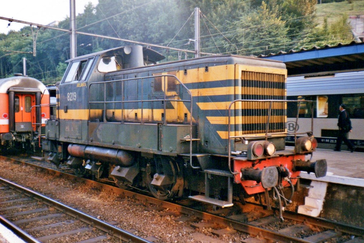 On the evening of 13 July 1999 shunter 8219 'ATLANTA' is active in Liége-Guillemins. 