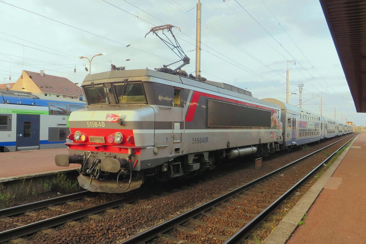 On the evening of 16 September 2021, SNCF 15040 pushes an TER out of Compiegne toward Saint-Quentin.