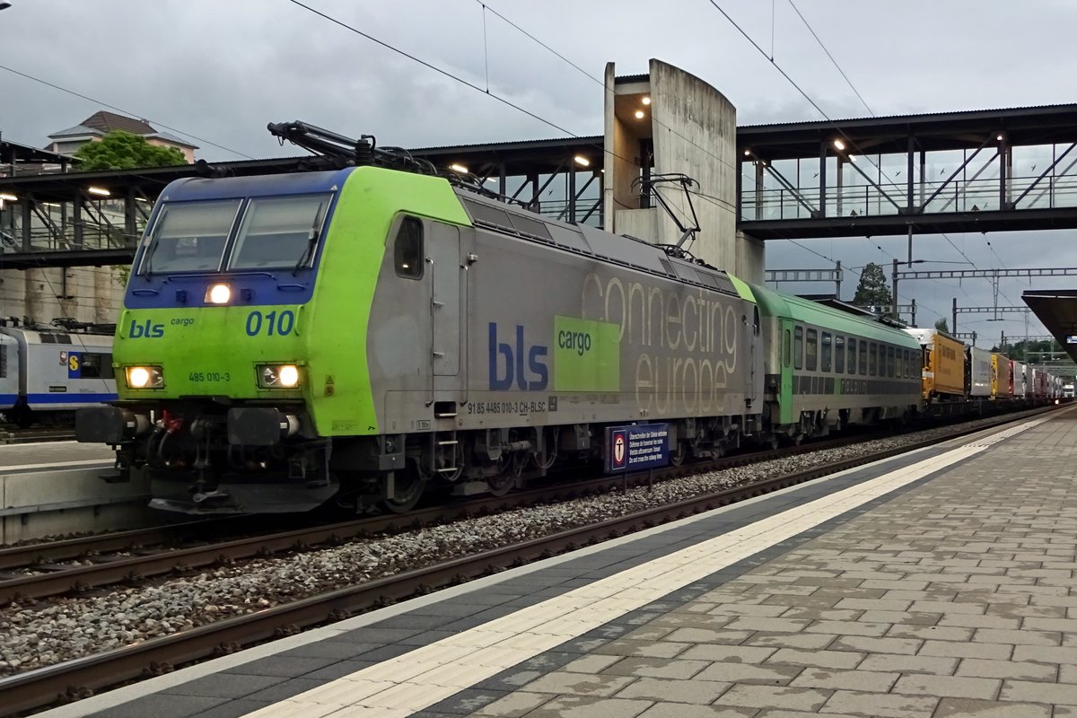 On the evening of 22 March 2017 BLS 485 010 stops with an intermodal train through Spiez. Here she will get an extra loco in front bbefore taking on either the old Lötschberg tracks (in which case mostly an additional banking loco is in order) or via the Lötschberg Base Tunnel.