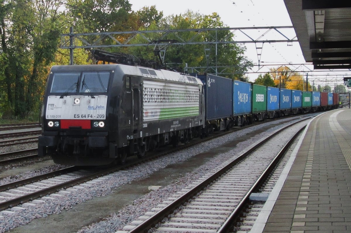 On the evening of 25 October 2015 RTB 189 209 hauls a container train throguh Boxtel toward Venlo.