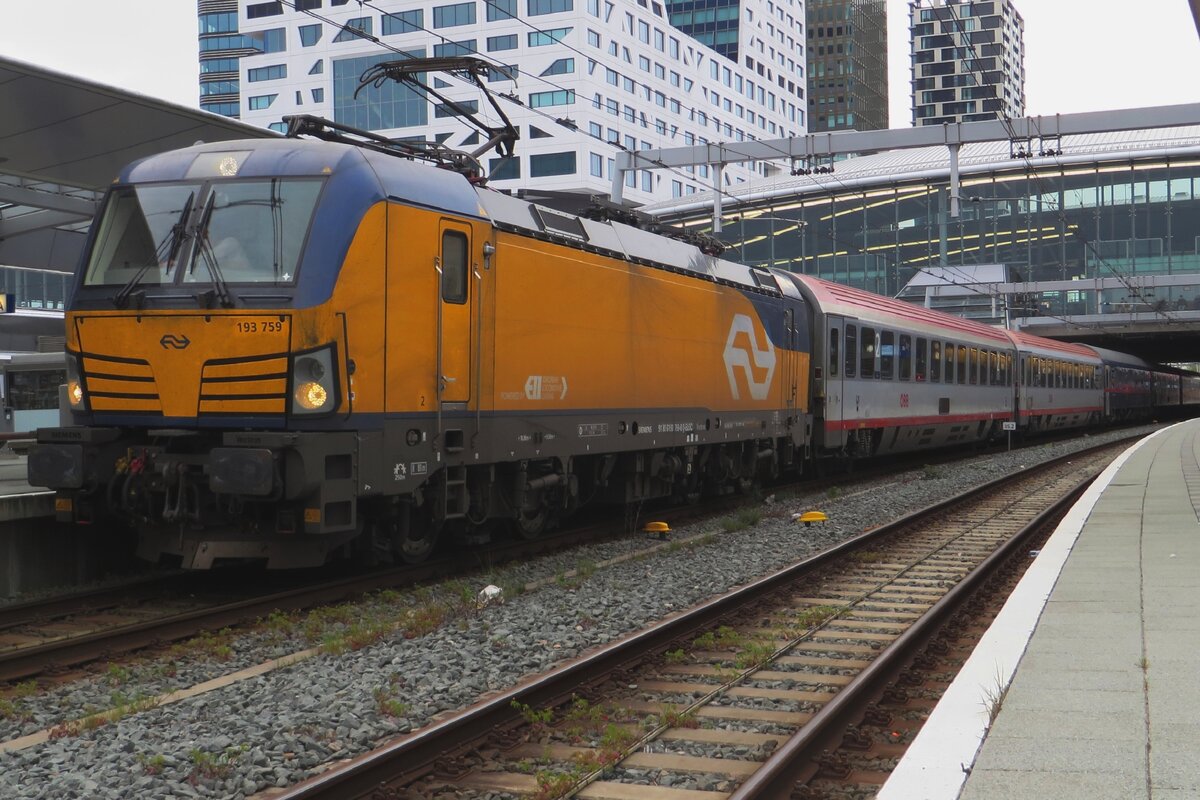 On the evening of 27 April 2023 NightJet with NS 193 759 to Bludenz stands ready for departure at Utrecht Centraal.