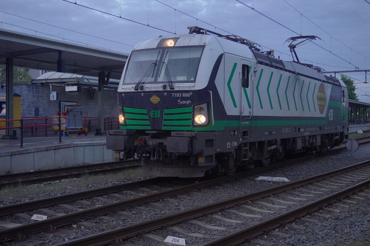 On the evening of 27 April 2026, Freightliner PL 193 880 'SNIEGU' runs light through Oss after having brought in a cereals train at about 20;50.